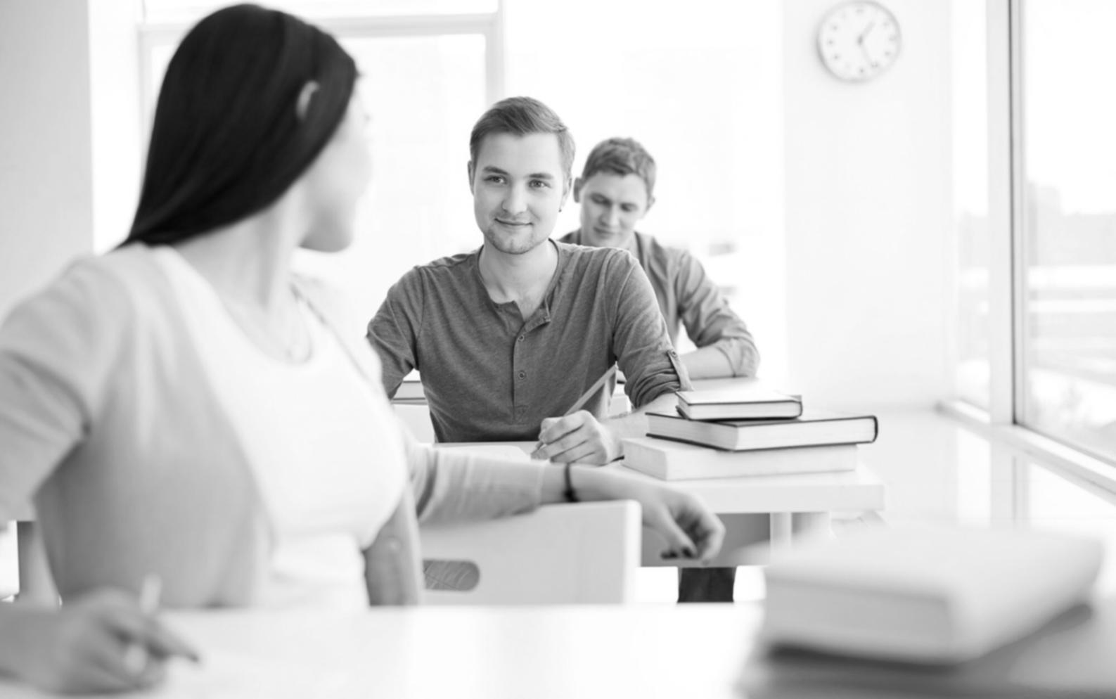 Documentation d'analyse financière sur un bureau avec graphiques et rapports